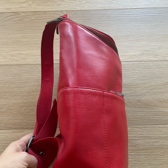 Matt & Nat Brave Backpack in red vegan leather - Picture 5 of 7